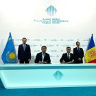 Marc Rossell signant l'acord amb el Kazakhstan durant la cimera internacional a Dubai
