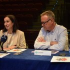 Olalla Losada, amb el cap d'àrea de Cultura del comú, Jan Cartes, presentant la 66a edició Temporada de Teatre