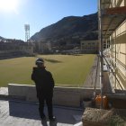 Un operari contemplant els darrers treballs del nou estadi de la FAF, a Encamp.