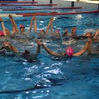 Un grup de nadadores fent un exercici a l'aigua