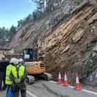 Operaris treballant a la carretera de la Comella per estabilitzar el talús