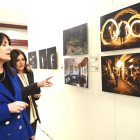 La ministra de Cultura, Joventut i Esports, Mònica Bonell i la ministra d’Afers Exteriors, Imma Tor, observant la mostra fotogràfica