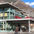 Façana del café bar Bon dia on està situada la casa pairal d'Andorra la vella a la plaça del poble