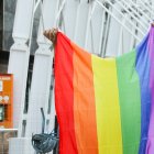 Una bandera LGTBIQ+ a la plaça de la Rotonda d’Andorra la Vella.