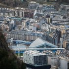 Anuncis de pisos de lloguer i venda en una agència andorrana.