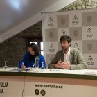 Cerni Cairat i Sofia Cortesao durant la presentació del procés de participació d'embelliment de Sant Julià