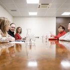 Xavier Espot i Conxita Marsol en la reunió amb les representants de la coordinadora per un habitatge digne