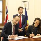 James Murray i Noëlia Souque formalitzant la signatura del conveni