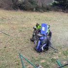 El vehicle bolcat en un prat de Sant Julià.