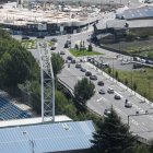 Cotxes circulant a l’alçada de l’Estadi Nacional.