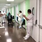 Treballadores de l’hospital animen una pacient.