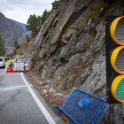 El pas alternatiu regulat per semàfors a la carretera de la Comella