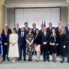 Els setze ambaixadors amb la ministra d'Afers Exteriors, Imma Tor, al palau de l'Elisi