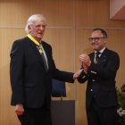 Xavier Espot entrega la Creu dels Set Braços a Marc Forné