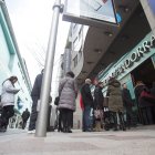 Clients de BPA fent cua per retirar diners dels caixers automàtics.
