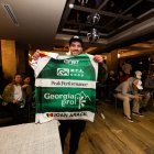 El rider andorrà Joan Aracil, abans de la prova a Geòrgia, mostra el seu ‘bib’.