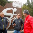 Els residents Robert Gesink, ja retirat, i Sepp Kuss amb el director de La Vuelta, Javier Guillén.