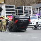El vehicle ha quedat bolcat al carril esquerra de la rotonda