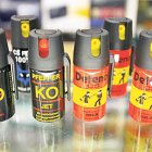 Esprais d’autodefensa en una botiga del país.