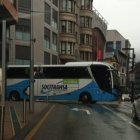 Autobus travessat al carrer.