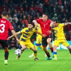 Rey Manaj, al centre, va portar de corcoll la defensa de la selecció.