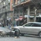 La moto accidentada a terra.