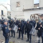 Els cinc policies durant la formació.