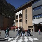 Alumnes entrant a l'escola francesa de Sant Julià per fer les proves