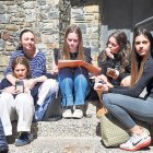 Cinc estudiants abans de l’inici dels exàmens d’ahir.