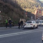 El vehicle accidentat a la pujada cap a la rotonda d'Engolasters