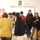 Alumnes de batxillerat abans de començar els exàmens de la POB