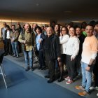 Mossèn Ramon i els integrants d'AINA cantant plegats al final de l'acte.