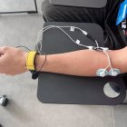 Una teràpia experimental d’estimulació elèctrica perifèrica pot reduir el tremolor dels pacients amb Parkinson.



El Hospital Los Madroños ha desarrollado una terapia experimental de estimulación eléctrica periférica para reducir el temblor de los pacientes de Parkinson, que actualmente sigue sin cura pero cuyos síntomas como temblores, rigidez muscular, lentitud de movimientos, dificultad para andar y pérdida del equilibrio pueden ser mejorados a través de las nuevas tecnologías.

EUROPA ESPAÑA SALUD
HOSPITAL LOS MADROÑOS
