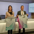 Foto: La secretària d'Estat de Salut, Cristina Pérez, i el secretari d'Estat d'Esports, Alain Cabanes, amb les samarretes commemoratives
