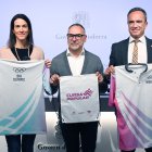 Els secretaris d’Estat Cristina Pérez i Alain Cabanes, amb les samarretes.