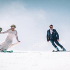 Els nuvis esquiant després de la cerimònia.