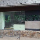 Pintada en un edifici d’Arinsal contra els argentins.