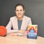 Mariona Bessa amb la novel·la ‘L’ascens dels rebels’ i el guardó.