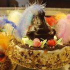 Un pastís de mona amb gallina de xocolata.