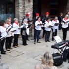 La coral Casamanya cantant caramelles a la plaça major d'Ordino.