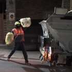 Un operari del comú d’Andorra la Vella recollint les escombraries.