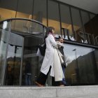 La mare de l’Adrián i l’advocat, a la Batllia.