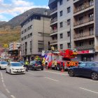 Els bombers al lloc dels fets.