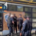 Entrega de l’assassí a la policia espanyola.