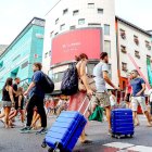 Visitants a l’eix comercial.