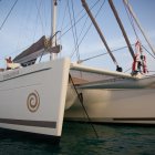 Un vaixell navegant per aigües catalanes