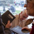 Frank Garcia signant ‘Làser’ per Sant Jordi.