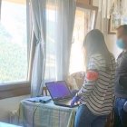 Agents de la policia en l’escorcoll del domicili del condemnat.