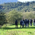 Funcionaris judicials i els investigadors inspeccionant el lloc dels fets.