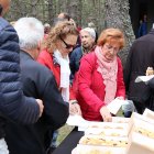 Els assistents a la missa gaudeixen d'un vermut a l'exterior de l'església.